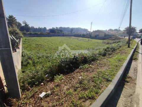 Terreno para construção de 1800 m2 com 33 m de frente em Nogueira da Regedoura
