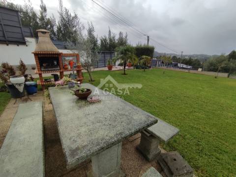 Armazém com 615 m2 de construção, inserido num lote de 1831 m2 em Oliveira de Azeméis