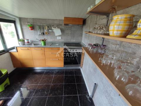 Armazém com 615 m2 de construção, inserido num lote de 1831 m2 em Oliveira de Azeméis