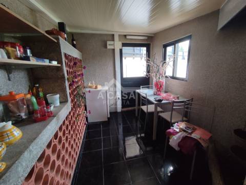 Armazém com 615 m2 de construção, inserido num lote de 1831 m2 em Oliveira de Azeméis