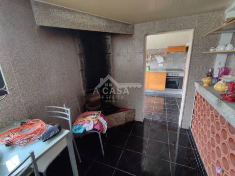 Armazém com 615 m2 de construção, inserido num lote de 1831 m2 em Oliveira de Azeméis