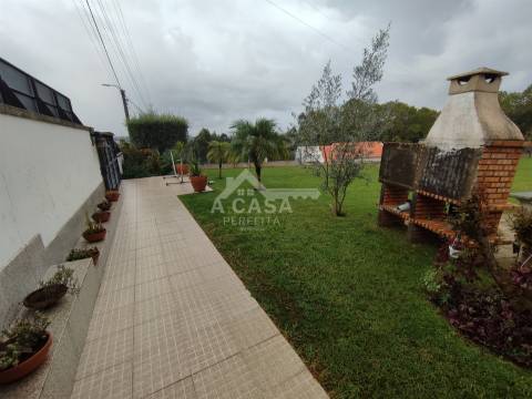 Armazém com 615 m2 de construção, inserido num lote de 1831 m2 em Oliveira de Azeméis