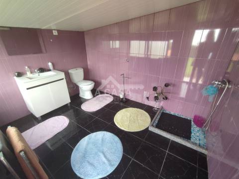 Armazém com 615 m2 de construção, inserido num lote de 1831 m2 em Oliveira de Azeméis