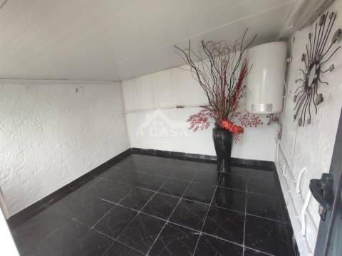 Armazém com 615 m2 de construção, inserido num lote de 1831 m2 em Oliveira de Azeméis