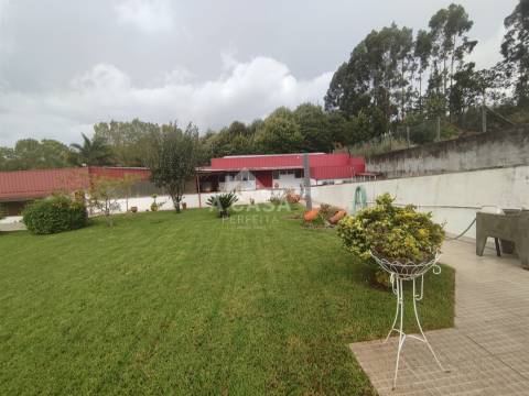 Armazém com 615 m2 de construção, inserido num lote de 1831 m2 em Oliveira de Azeméis