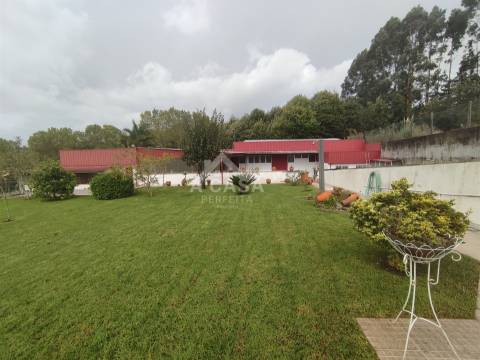 Armazém com 615 m2 de construção, inserido num lote de 1831 m2 em Oliveira de Azeméis