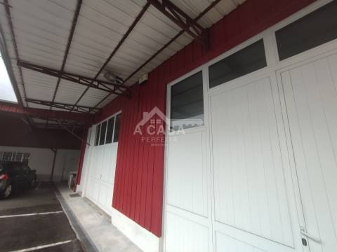 Armazém com 615 m2 de construção, inserido num lote de 1831 m2 em Oliveira de Azeméis