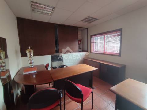 Armazém com 615 m2 de construção, inserido num lote de 1831 m2 em Oliveira de Azeméis