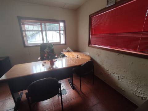 Armazém com 615 m2 de construção, inserido num lote de 1831 m2 em Oliveira de Azeméis