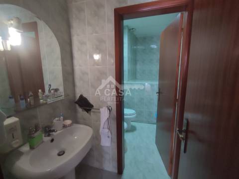 Armazém com 615 m2 de construção, inserido num lote de 1831 m2 em Oliveira de Azeméis