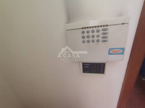 Armazém com 615 m2 de construção, inserido num lote de 1831 m2 em Oliveira de Azeméis