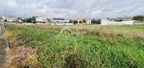 Terreno para construção de 5615 m2 de 3 frentes em São Roque