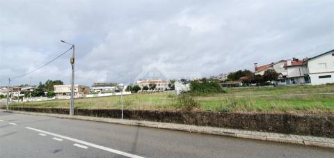 Terreno para construção de 5615 m2 de 3 frentes em São Roque