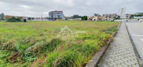 Terreno para construção de 5615 m2 de 3 frentes em São Roque