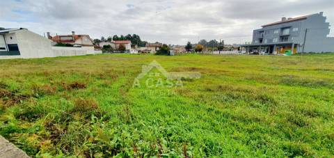 Terreno para construção de 5615 m2 de 3 frentes em São Roque
