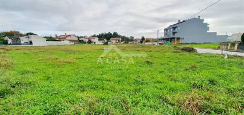 Terreno para construção de 5615 m2 de 3 frentes em São Roque