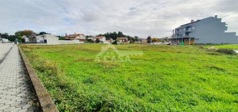 Terreno para construção de 5615 m2 de 3 frentes em São Roque