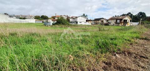 Terreno para construção de 5615 m2 de 3 frentes em São Roque