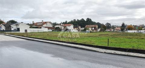 Terreno para construção de 5615 m2 de 3 frentes em São Roque