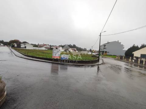 Terreno para construção de 5615 m2 de 3 frentes em São Roque