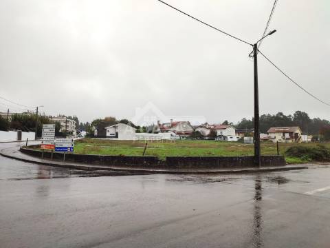 Terreno para construção de 5615 m2 de 3 frentes em São Roque