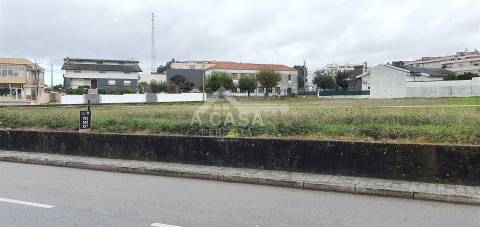 Terreno para construção de 5615 m2 de 3 frentes em São Roque