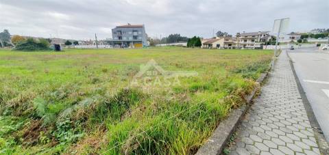Terreno para construção de 5615 m2 de 3 frentes em São Roque