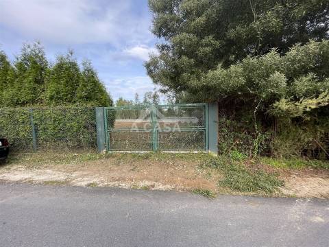 Terreno para construção de 1200 m2 e cerca de 25 m de frente em Fiães