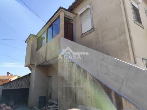 Moradia T3 Isolada para restauro de 2 pisos, garagem para 1 carro e anexo em Macieira de Sarnes