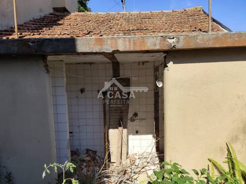 Moradia T3 Isolada para restauro de 2 pisos, garagem para 1 carro e anexo em Macieira de Sarnes