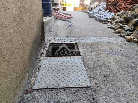 Moradia T3 Isolada para restauro de 2 pisos, garagem para 1 carro e anexo em Macieira de Sarnes