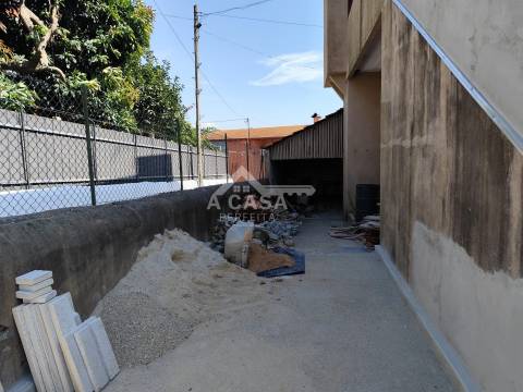 Moradia T3 Isolada para restauro de 2 pisos, garagem para 1 carro e anexo em Macieira de Sarnes