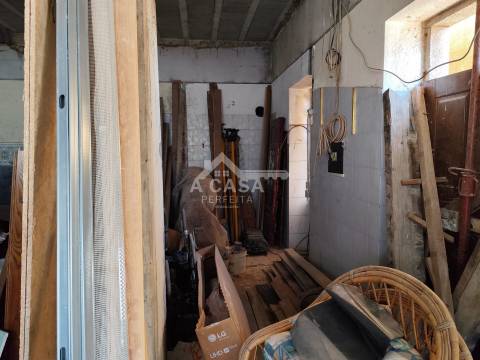 Moradia T3 Isolada para restauro de 2 pisos, garagem para 1 carro e anexo em Macieira de Sarnes