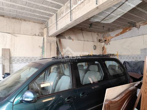 Moradia T3 Isolada para restauro de 2 pisos, garagem para 1 carro e anexo em Macieira de Sarnes