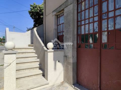 Moradia T3 Isolada para restauro de 2 pisos, garagem para 1 carro e anexo em Macieira de Sarnes