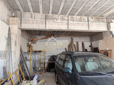 Moradia T3 Isolada para restauro de 2 pisos, garagem para 1 carro e anexo em Macieira de Sarnes