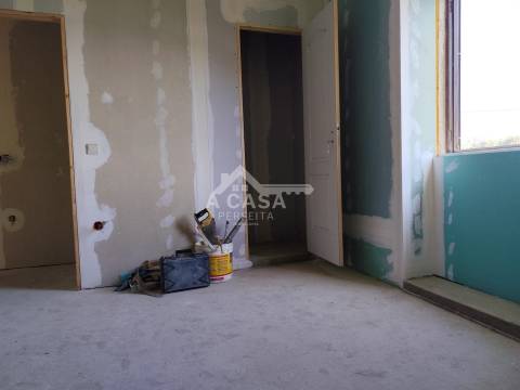 Moradia T3 Isolada para restauro de 2 pisos, garagem para 1 carro e anexo em Macieira de Sarnes