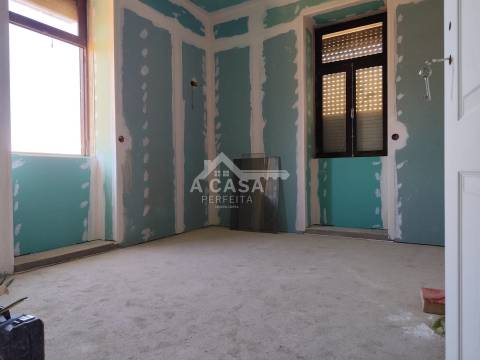 Moradia T3 Isolada para restauro de 2 pisos, garagem para 1 carro e anexo em Macieira de Sarnes