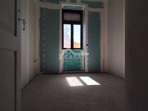 Moradia T3 Isolada para restauro de 2 pisos, garagem para 1 carro e anexo em Macieira de Sarnes