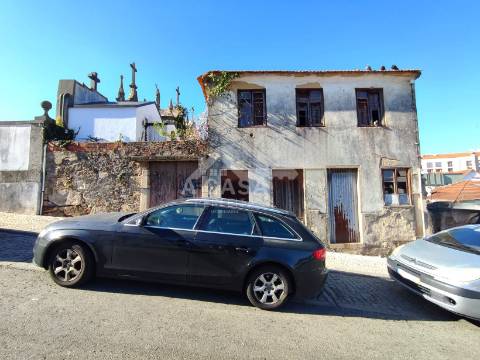 Moradia T2 isolada para restauro no centro da cidade