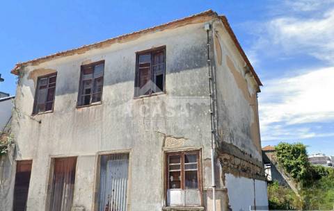 Moradia T2 isolada para restauro no centro da cidade