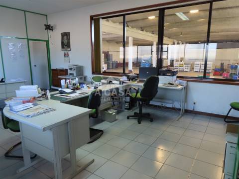 Armazém com 2.790 m2 para venda ou possibilidade de arrendamento em São Miguel do Souto