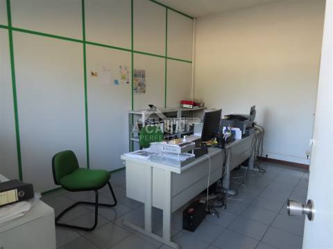 Armazém com 2.790 m2 para venda ou possibilidade de arrendamento em São Miguel do Souto