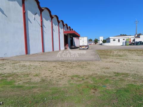 Armazém com 2.790 m2 para venda ou possibilidade de arrendamento em São Miguel do Souto