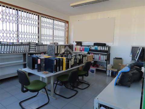 Armazém com 2.790 m2 para venda ou possibilidade de arrendamento em São Miguel do Souto