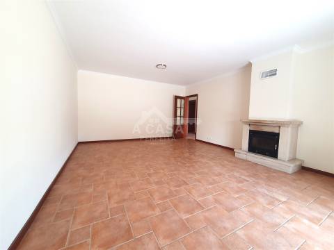 Moradia T3 em Banda, toda remodelada com garagem, jardim e varandas em Branca