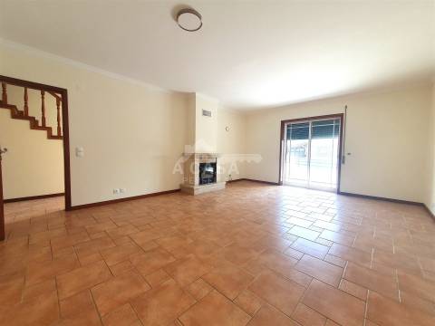 Moradia T3 em Banda, toda remodelada com garagem, jardim e varandas em Branca