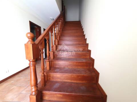 Moradia T3 em Banda, toda remodelada com garagem, jardim e varandas em Branca