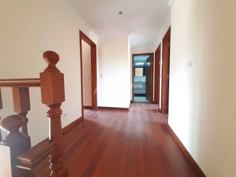 Moradia T3 em Banda, toda remodelada com garagem, jardim e varandas em Branca