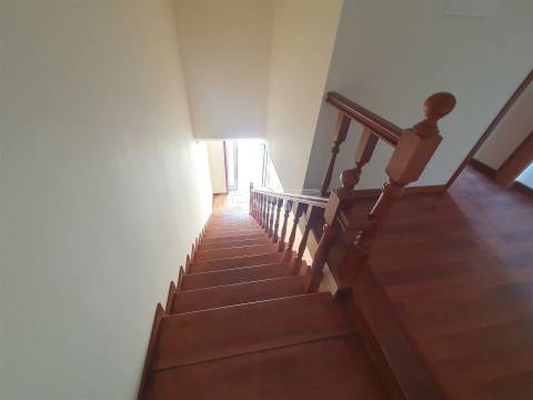 Moradia T3 em Banda, toda remodelada com garagem, jardim e varandas em Branca